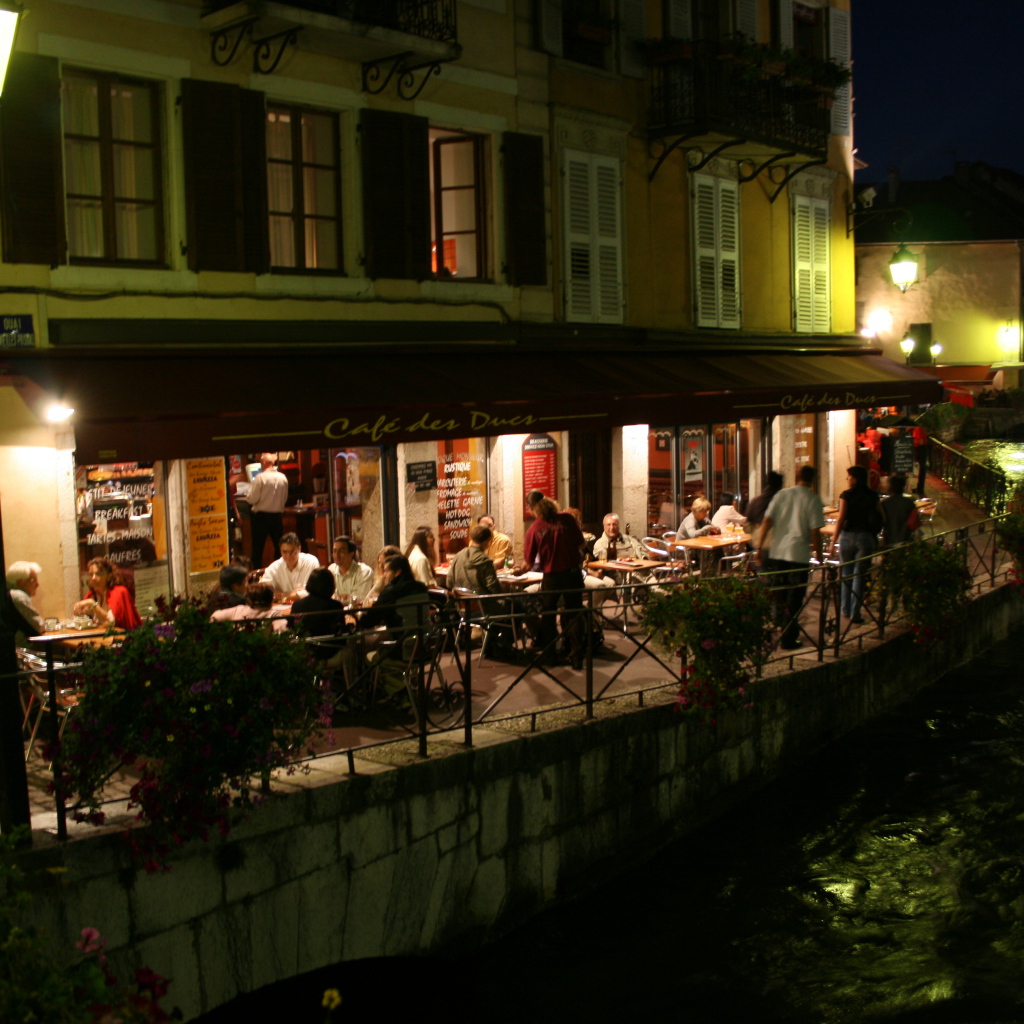 Кафе на набережной в городе Аннеси, Франция