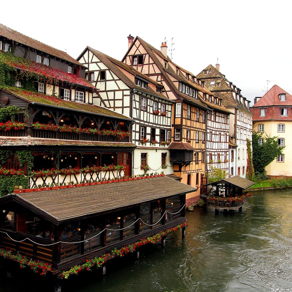 Кафе на набережной в Эльзасе, Франция