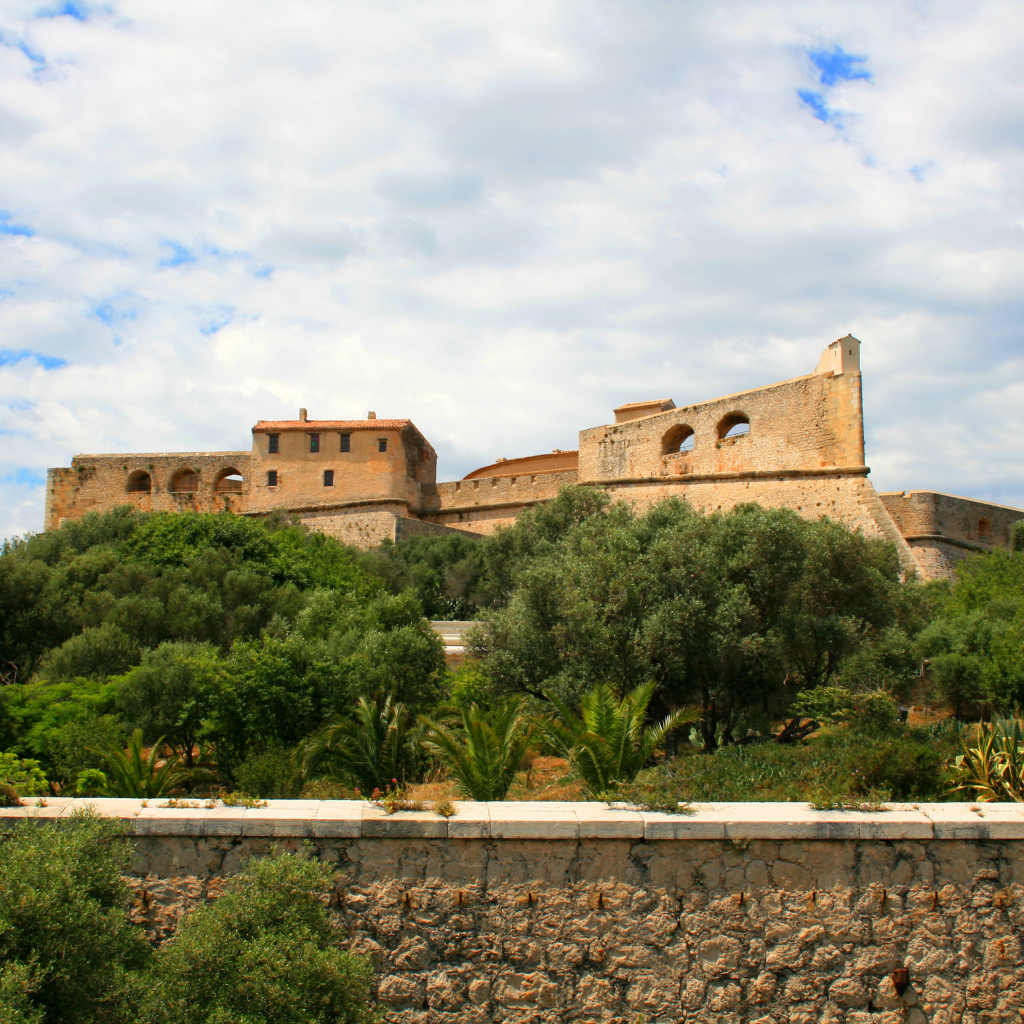Замок на курорте Антибы, Франция