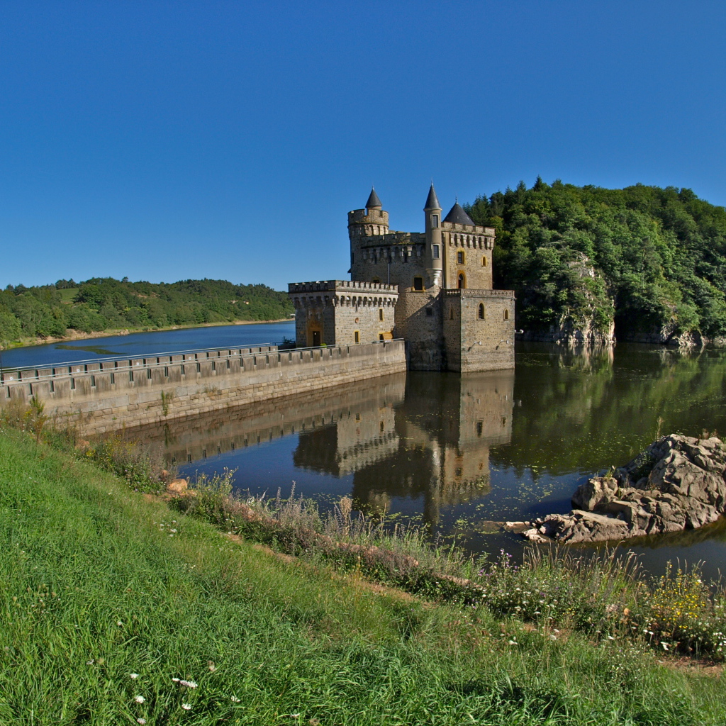 Замок на реке в Луаре, Франция