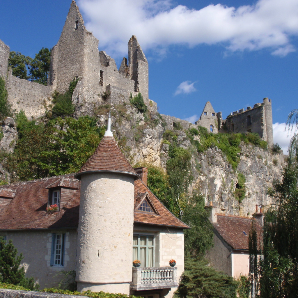 Руины замка в городе Виши, Франция
