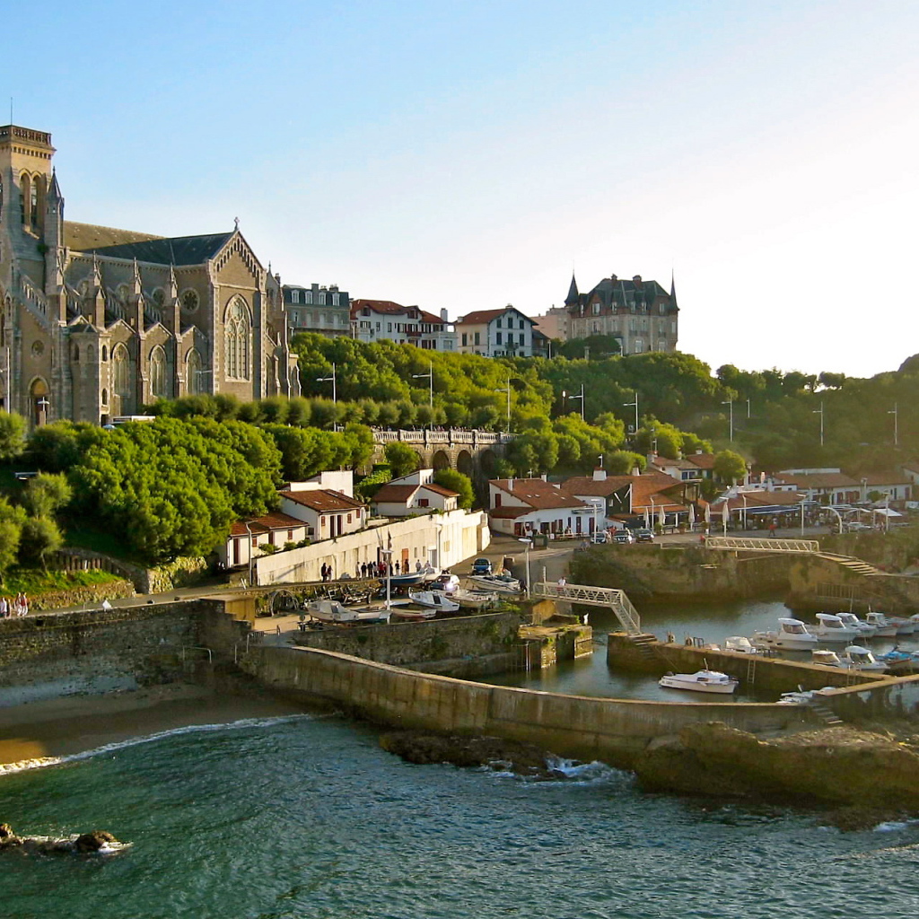 Собор у берега на курорте Биарриц, Франция