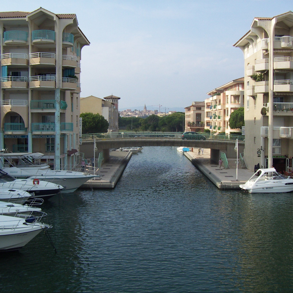 Канал на курорте Порт Де Фрежюс, Франция