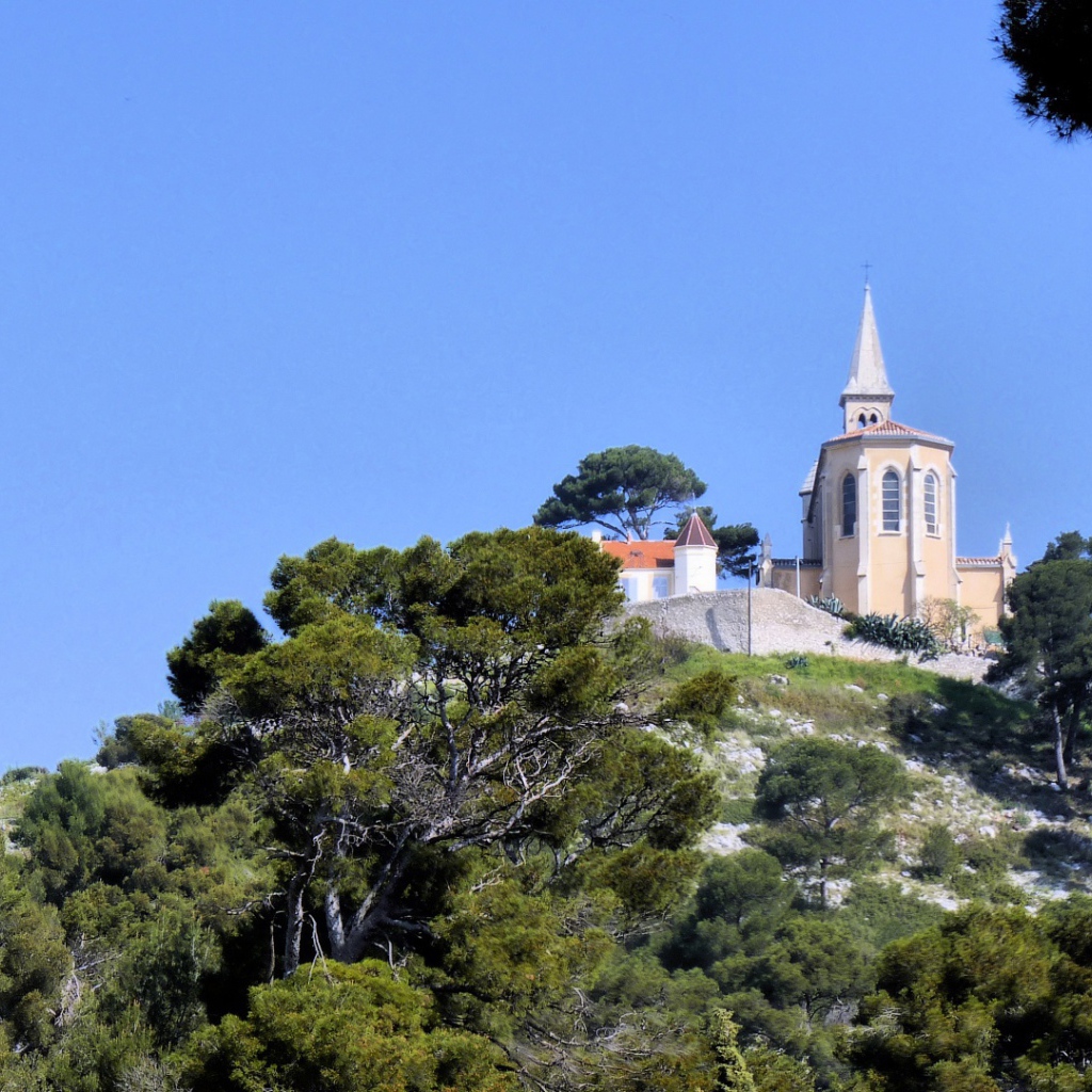 Церковь на холме в городе Марсель, Франция