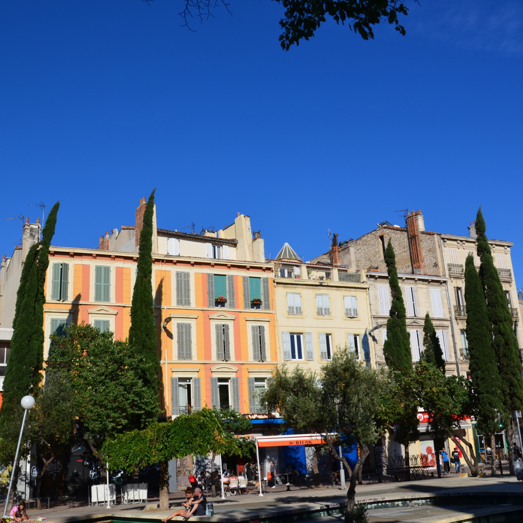 Городская улица в городе Марсель, Франция