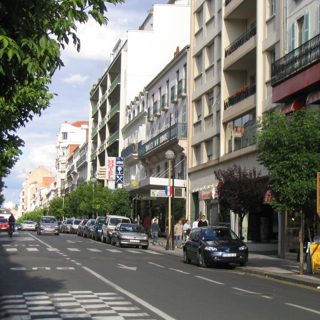 Городская улица в городе Виши, Франция