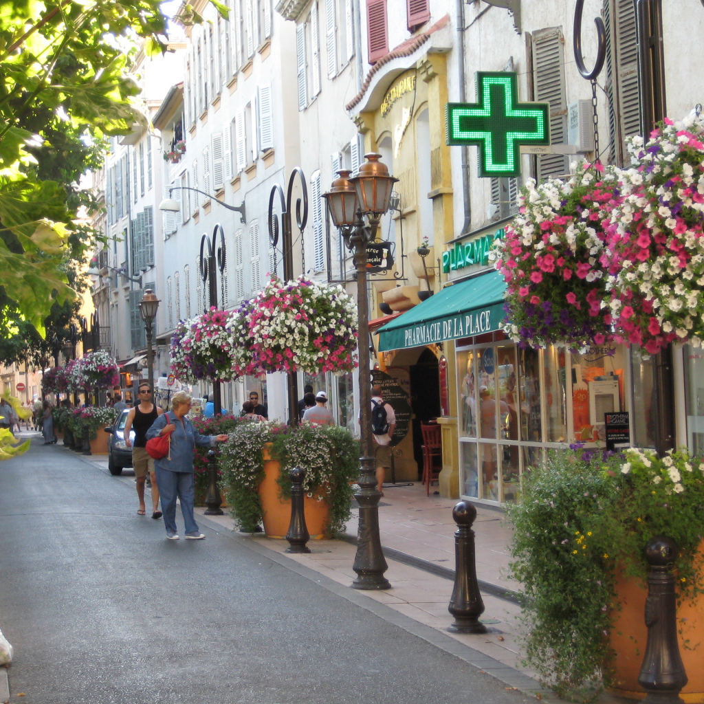 Городская улица на курорте Антибы, Франция