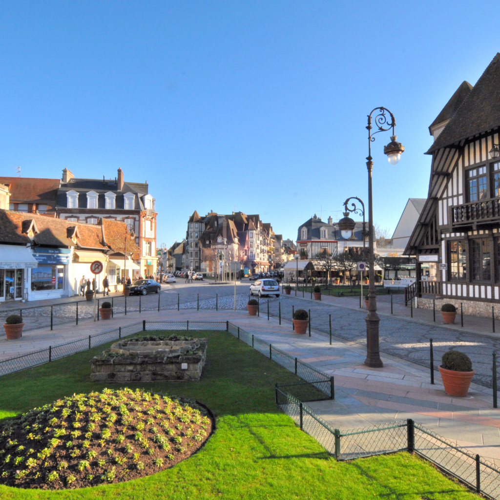 Городская улица на курорте Довиль, Франция