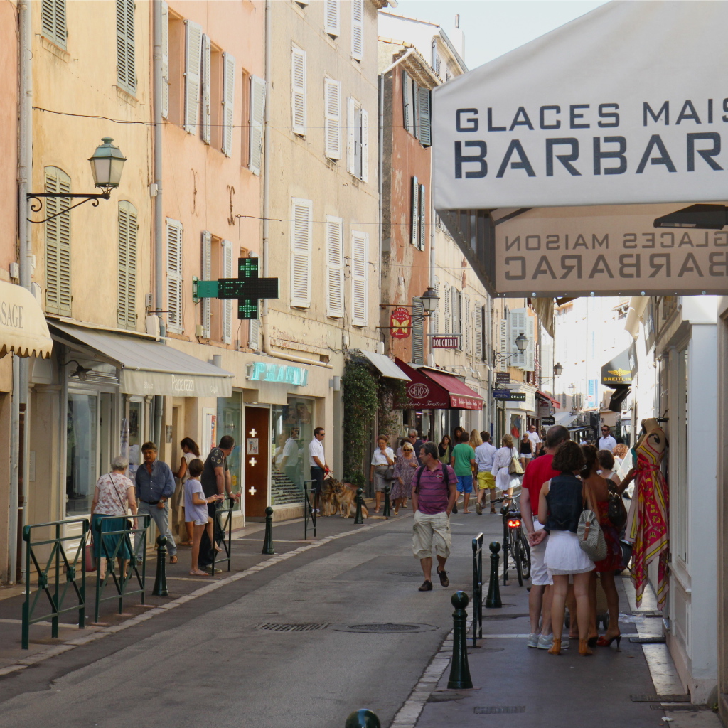 Городская улица на курорте Сен-Тропе, Франция