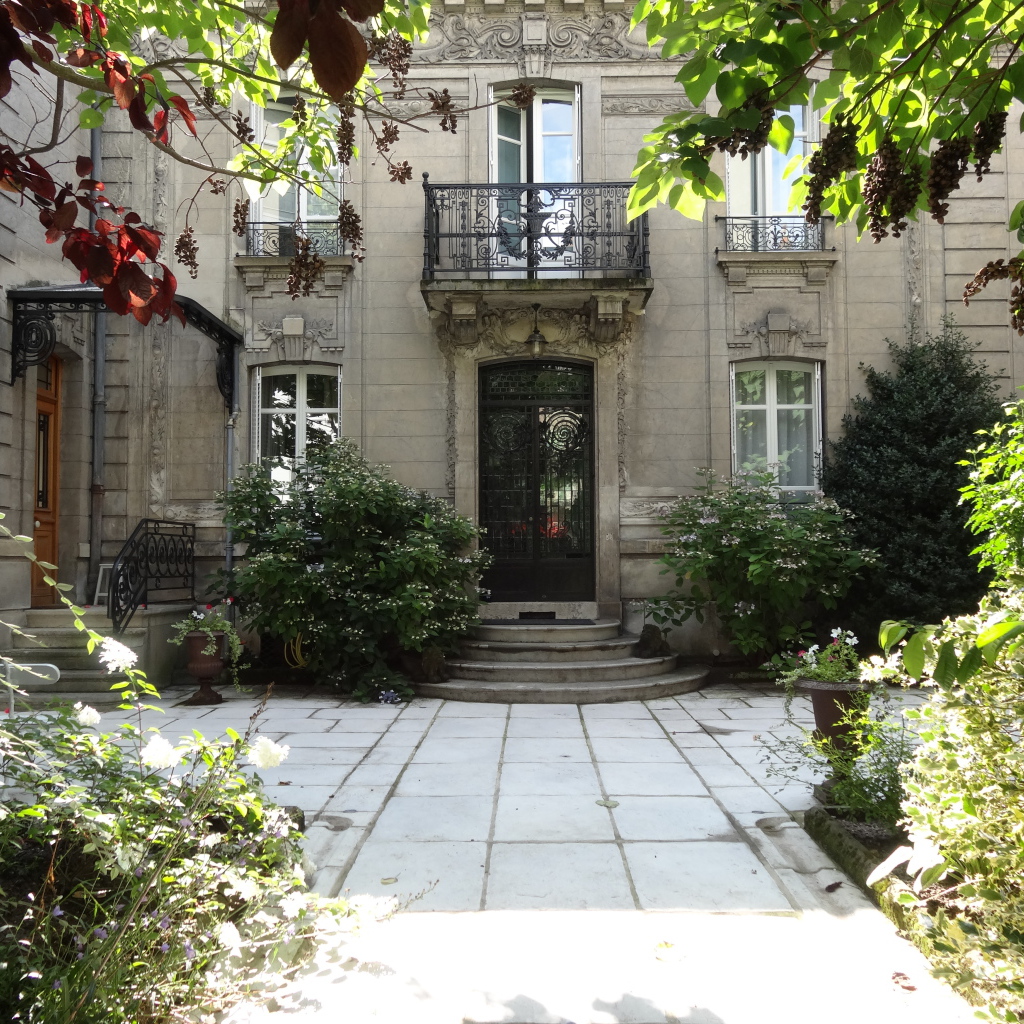 Уютный двор в городе Виши, Франция