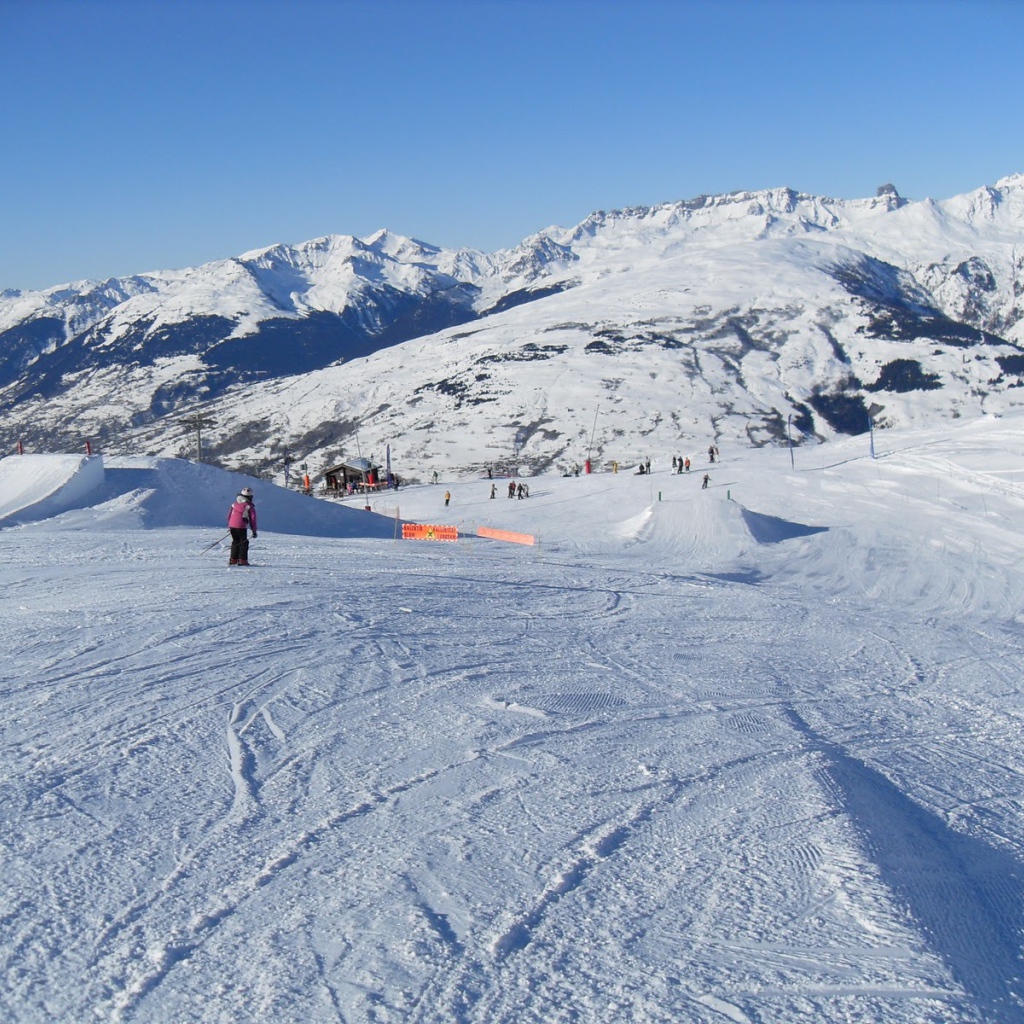 Спуск на лыжах на горнолыжном курорте Лез Арк, Франция