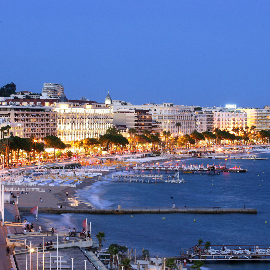 Вечерние огни в Каннах, Франция