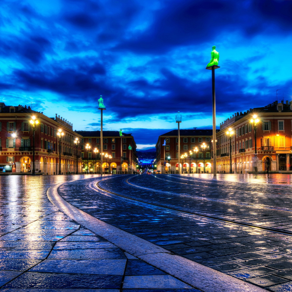 Вечерние огни в городе Ницца, Франция