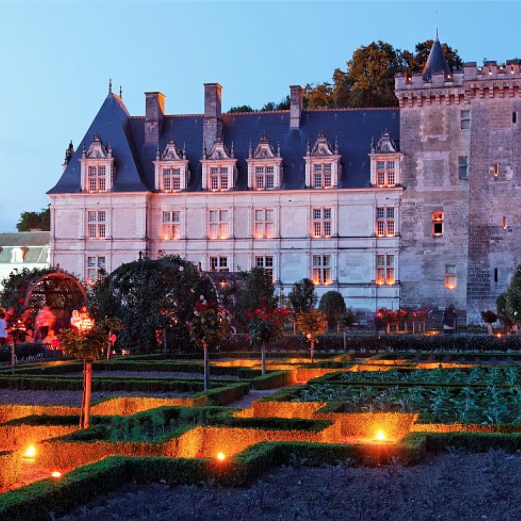 Вечерние огни в замке в Луаре, Франция