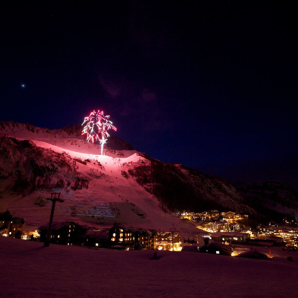 Фейерверк на горнолыжном курорте Валь д'Изер, Франция