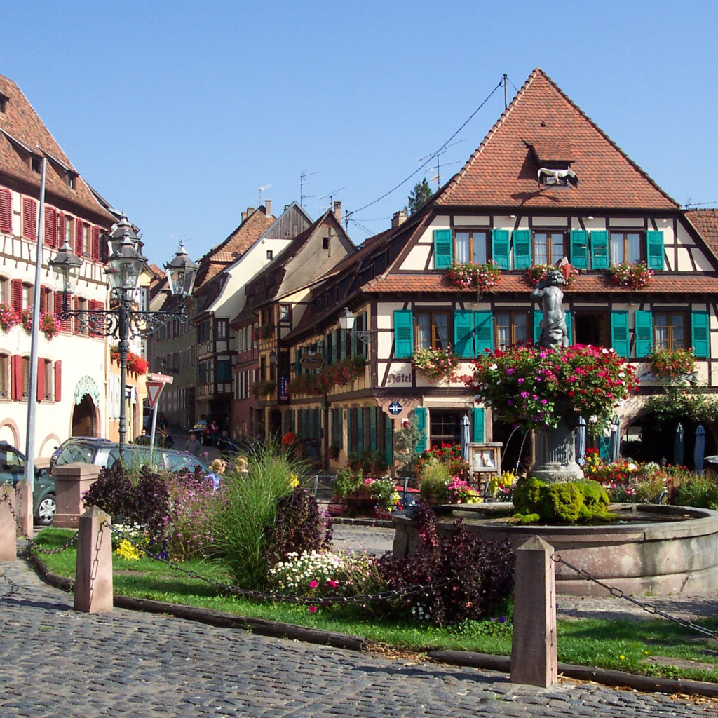 Фонтан на площади в Эльзасе, Франция