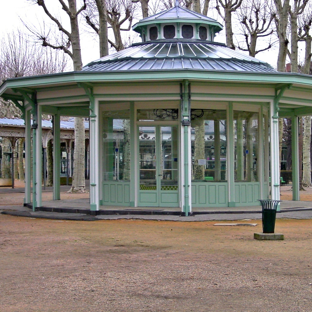 Беседка в парке в городе Виши, Франция