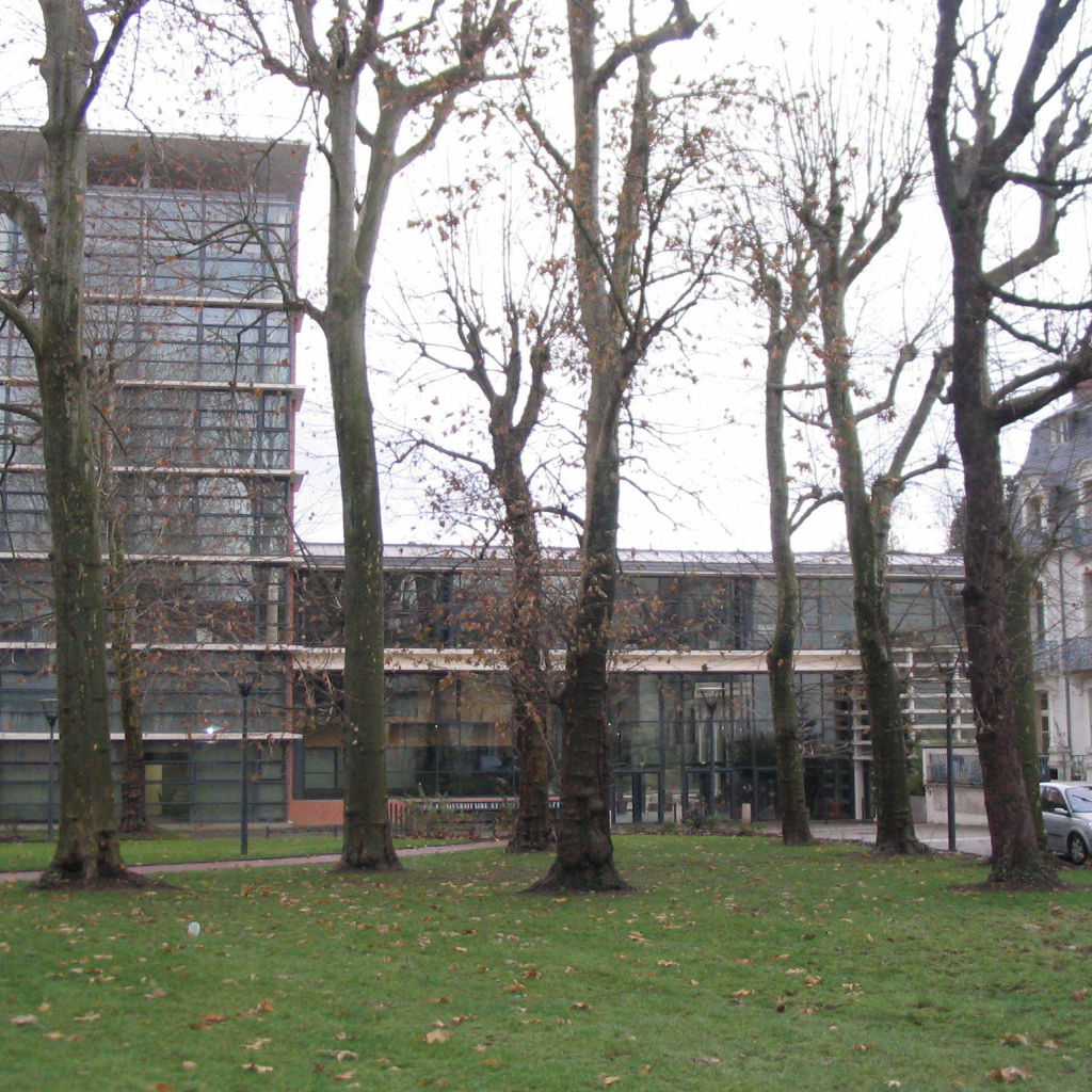 Стеклянное здание в городе Виши, Франция