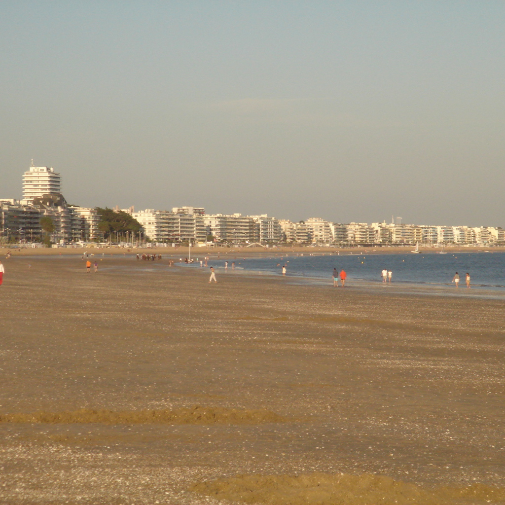 Золотой пляж на курорте Ла Боль, Франция