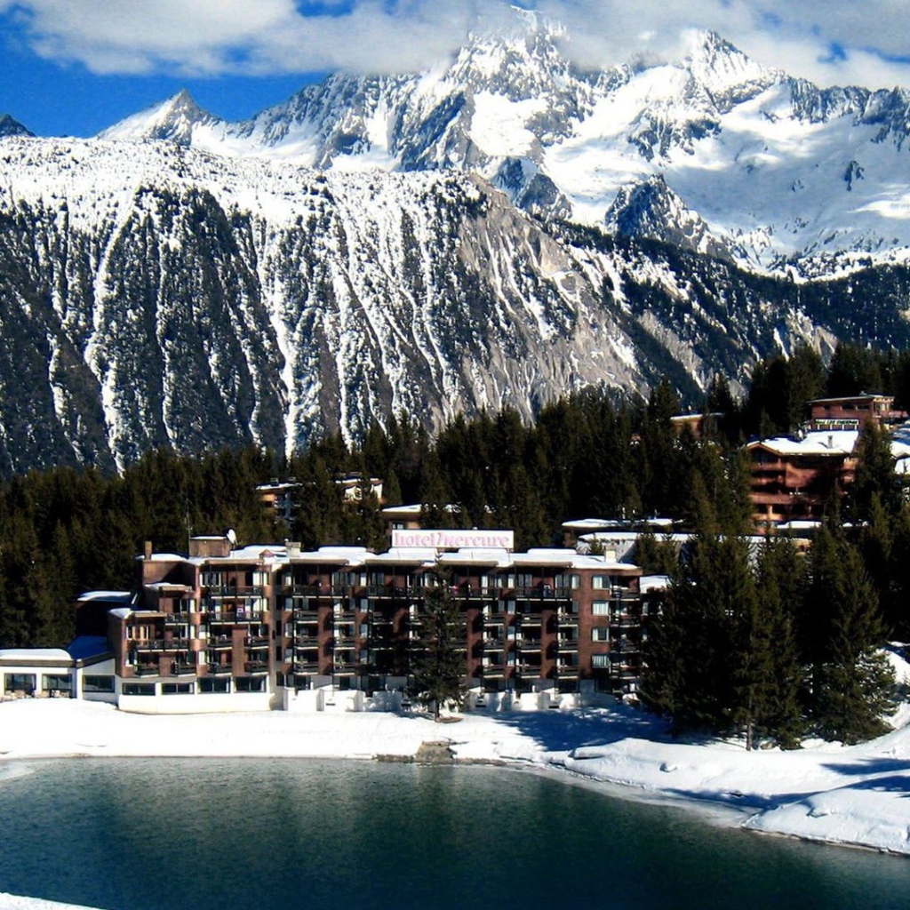 Дома на берегу озера на горнолыжном курорте Куршевель, Франция