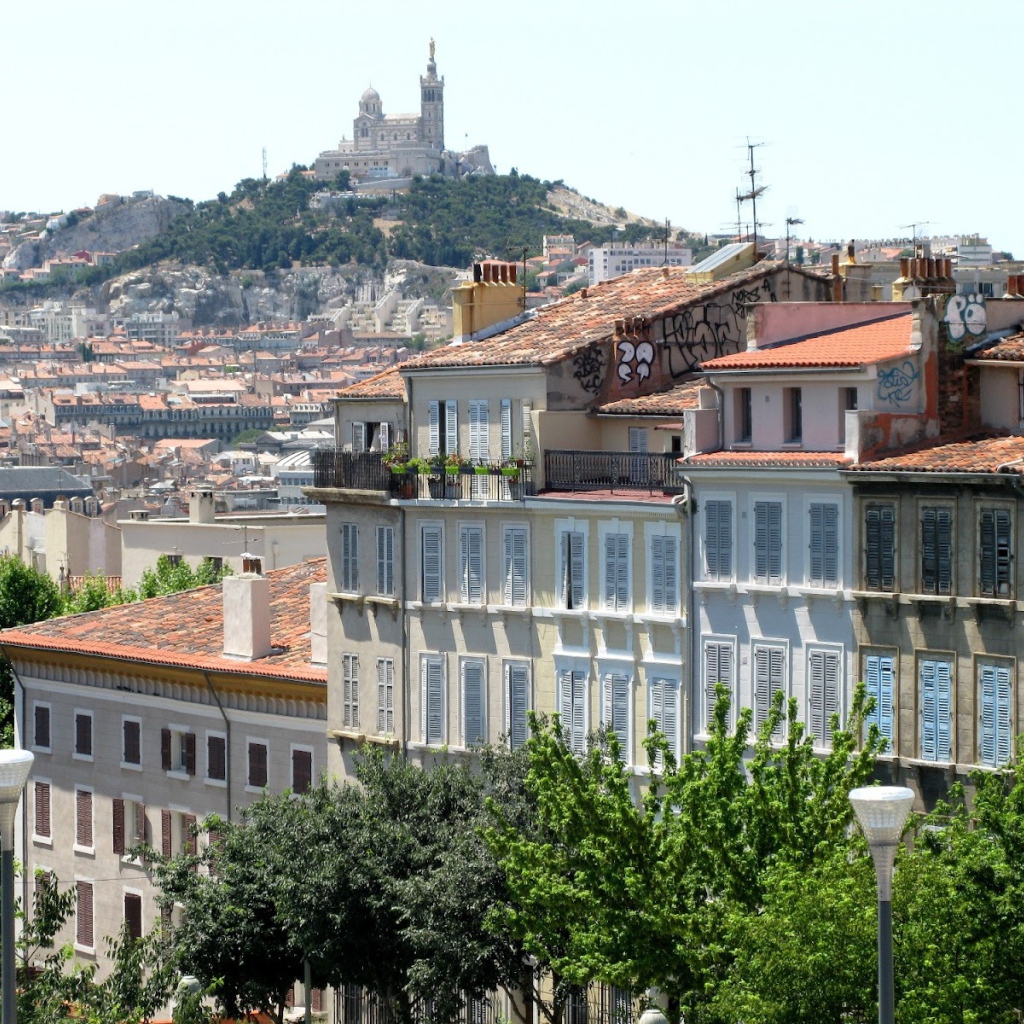 Дома на фоне холма в городе Марсель, Франция