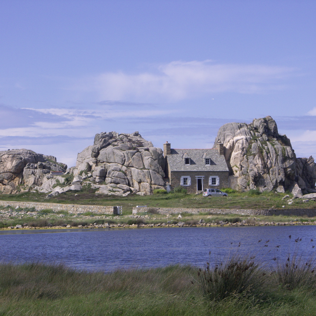 Дом среди скал в Бретань, Франция