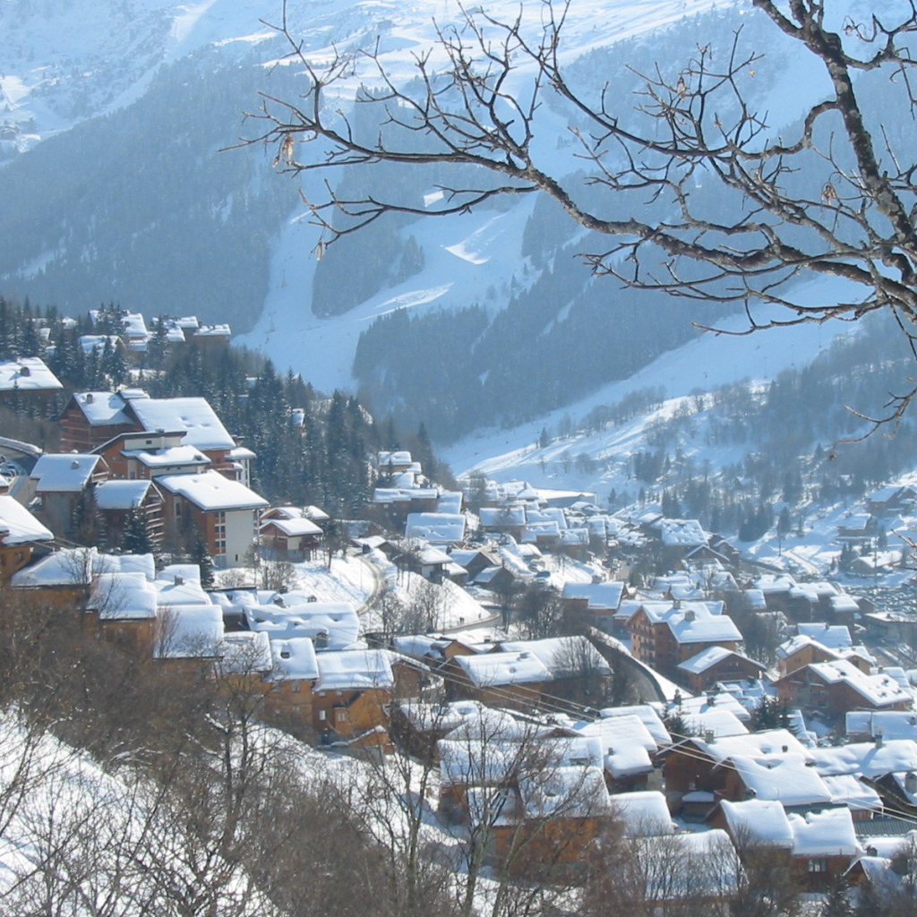 Дома на склоне на горнолыжном курорте Мерибель, Франция