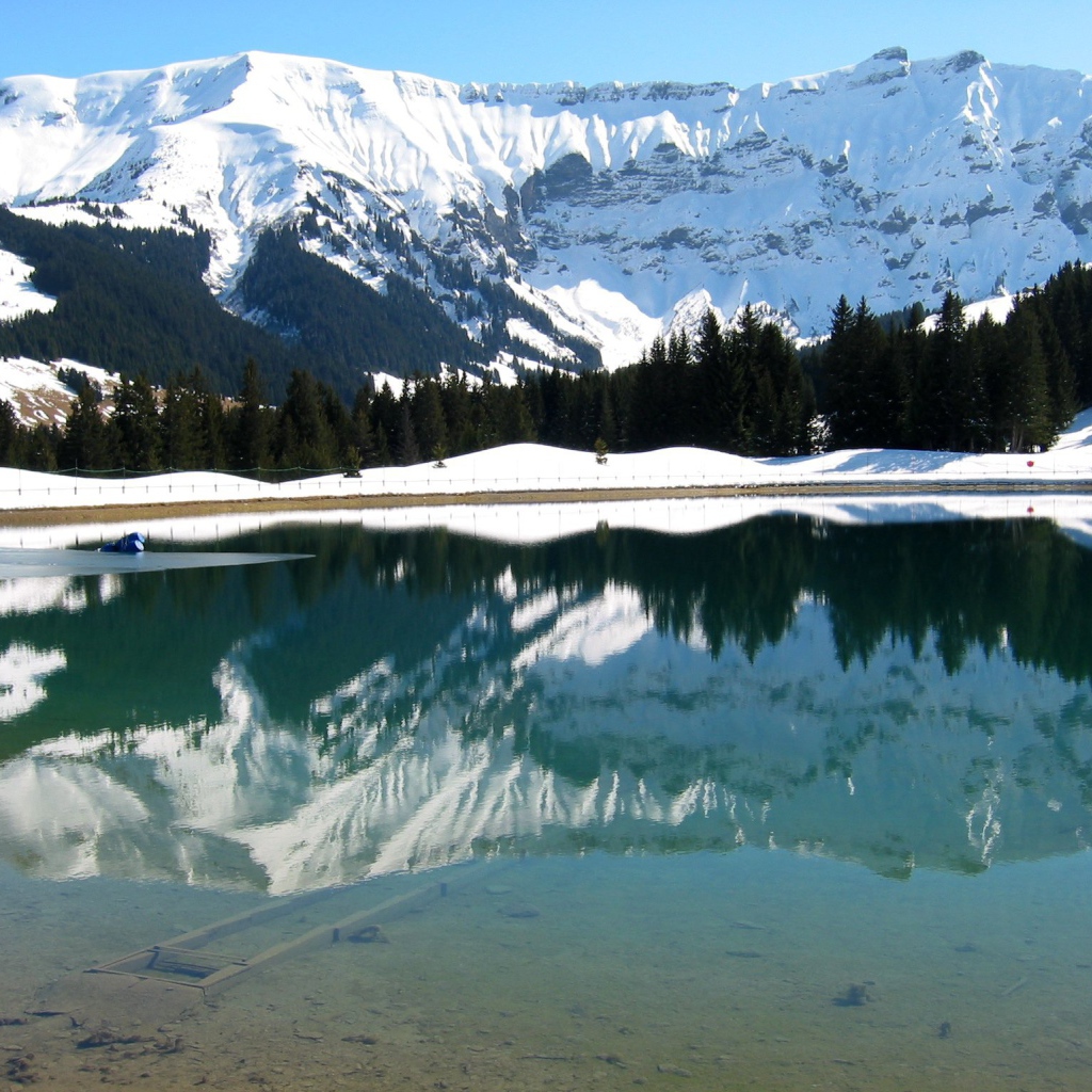 Озеро на горнолыжном курорте Межев, Франция