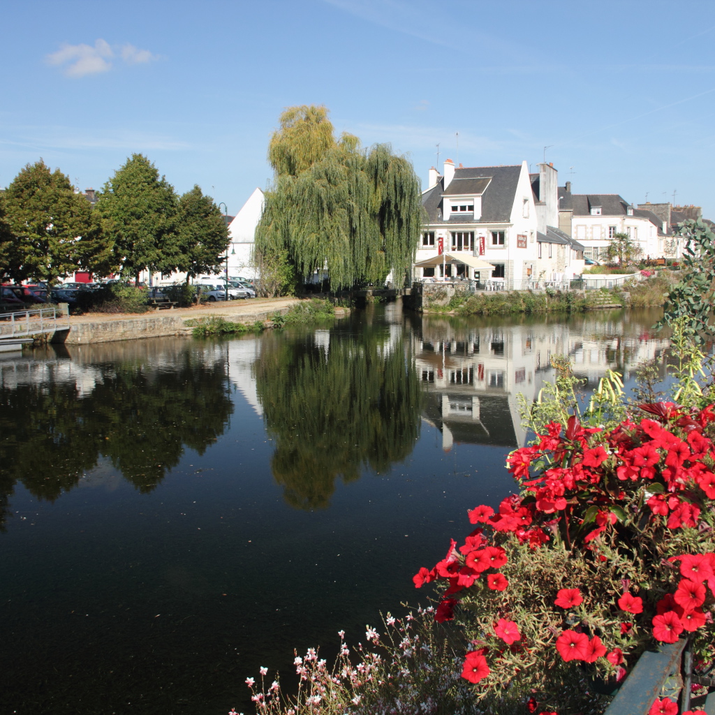 Озеро в городе в Бретань, Франция