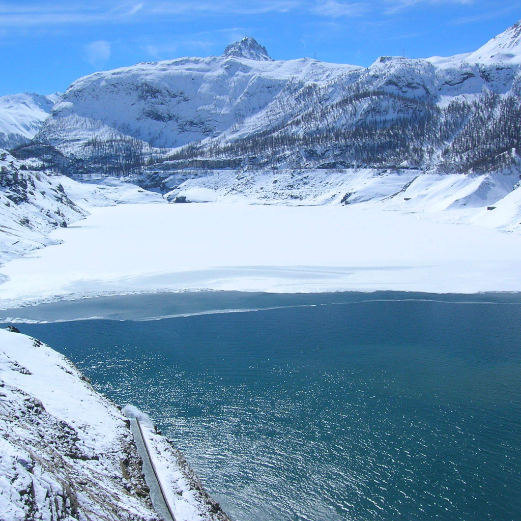 Озеро на горнолыжном курорте Тинь, Франция