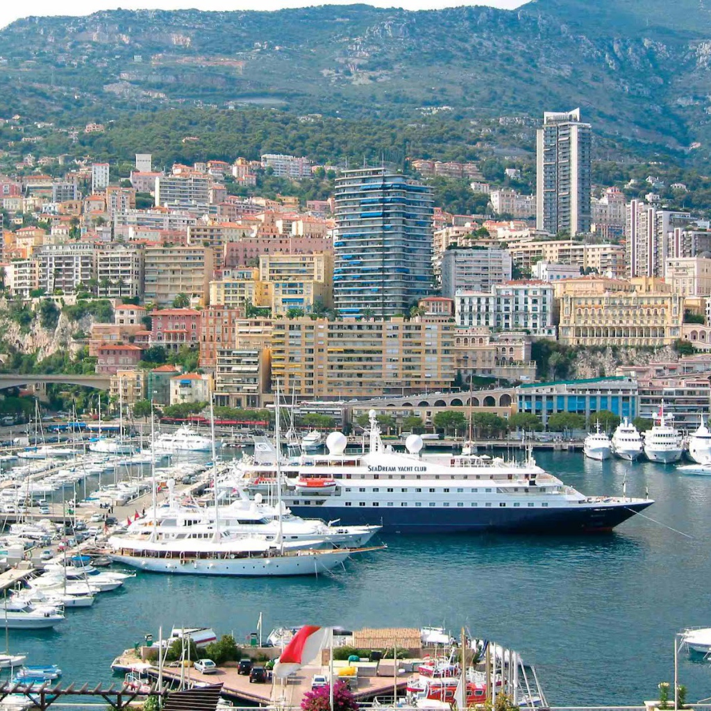 Роскошные яхты в порту в Монте-Карло, Франция
