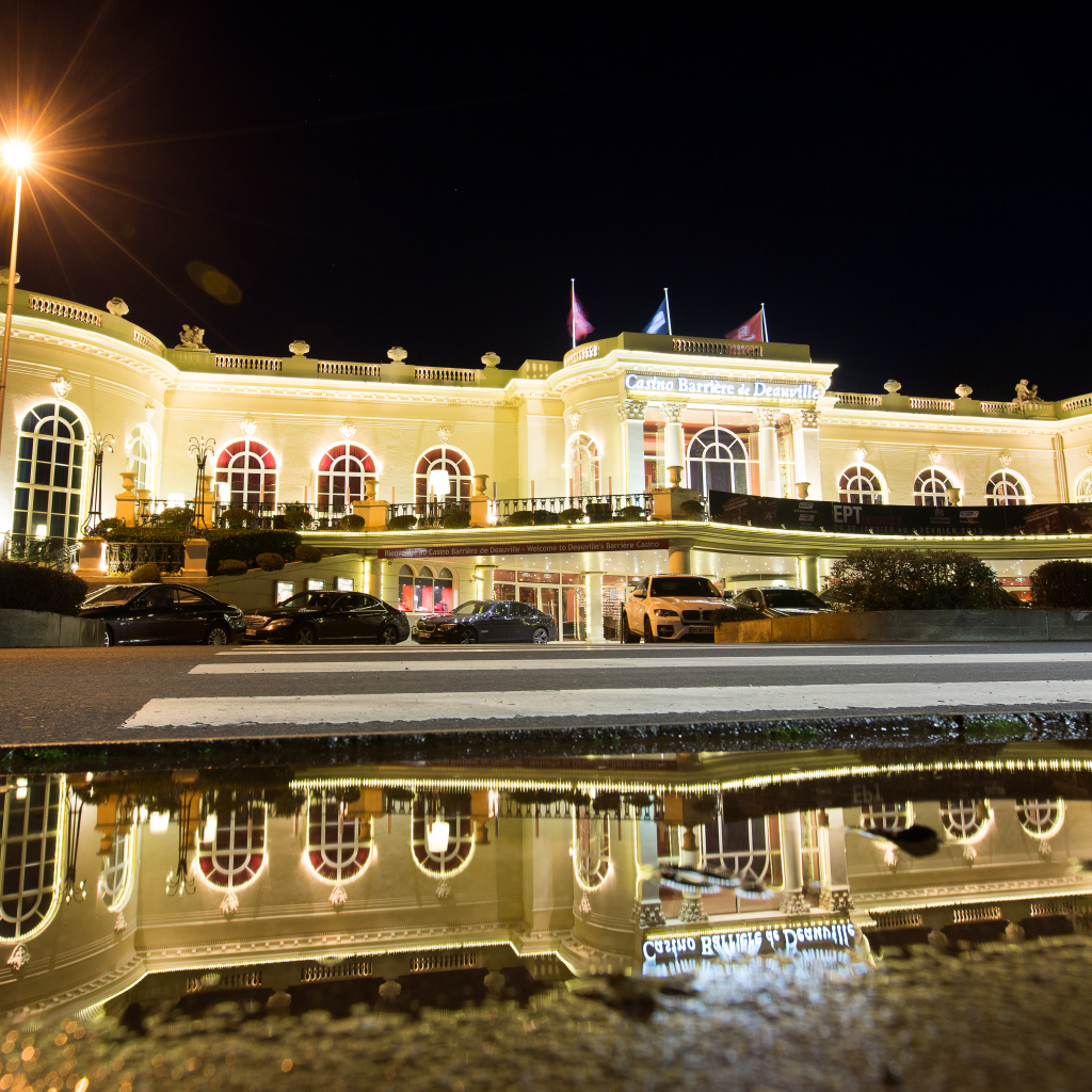 Ночное сияние на курорте Довиль, Франция