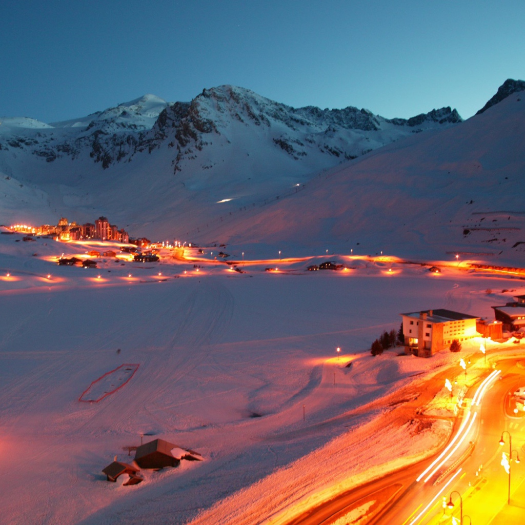 Ночное сияние на горнолыжном курорте Тинь, Франция