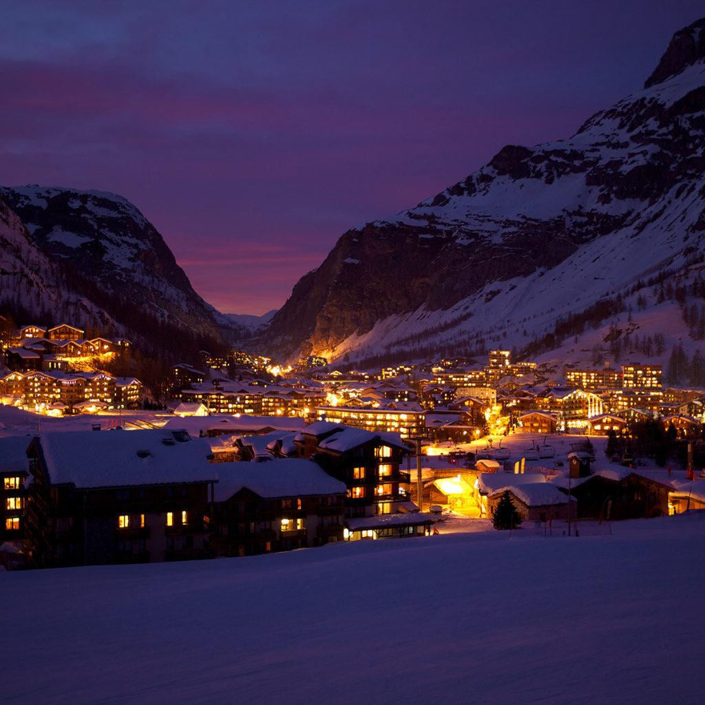 Ночные огни на горнолыжном курорте Валь д'Изер, Франция