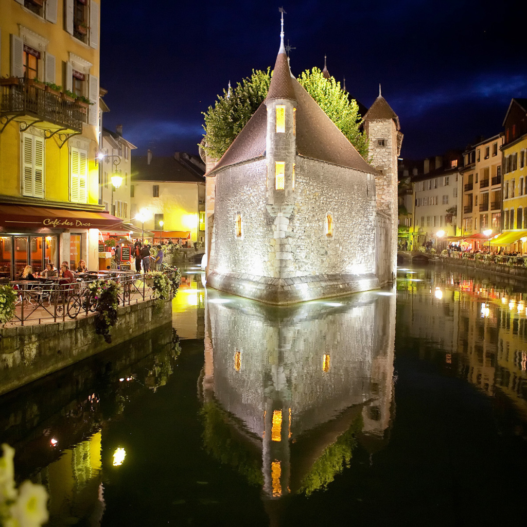 Ночные огни в городе Аннеси, Франция