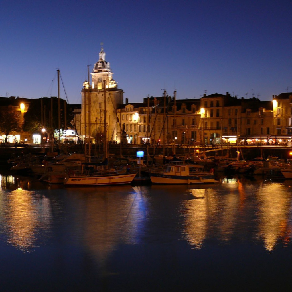 Ночные огни в городе Марсель, Франция