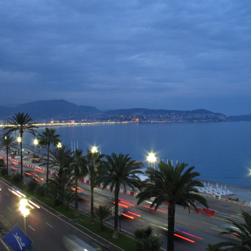 Ночные огни в городе Ницца, Франция