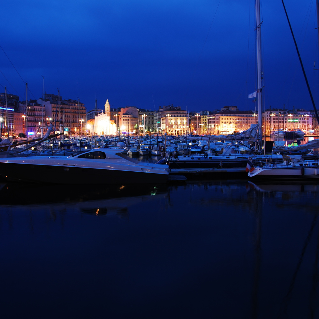 Ночные огни в порту в городе Марсель, Франция