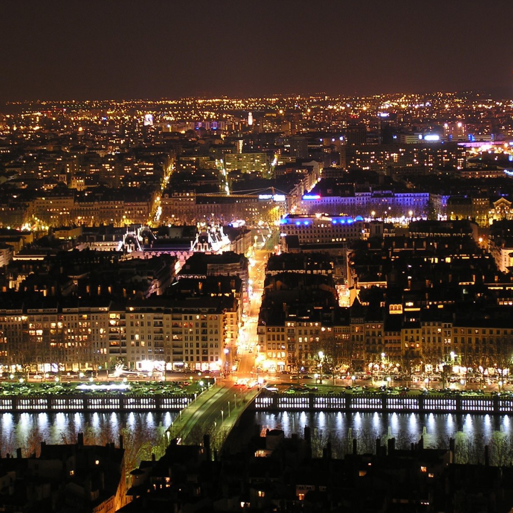Ночная панорама в городе Лион, Франция