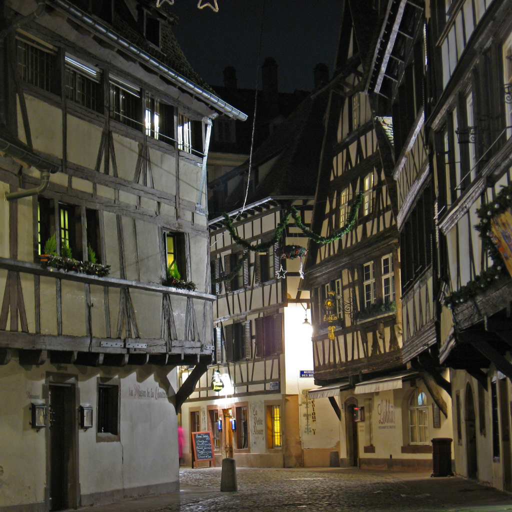 Ночная улица в городе Страсбург, Франция