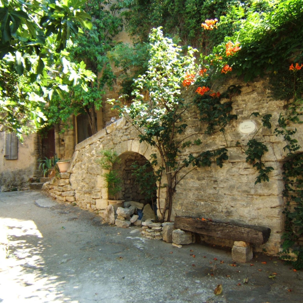 Старинная улочка в Провансе, Франция