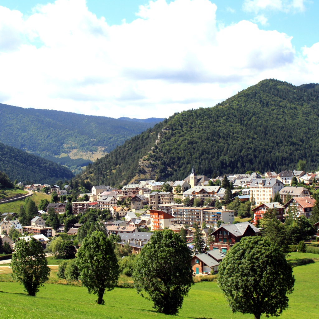 Панорама города на курорте Виллар-де-Ланс, Франция