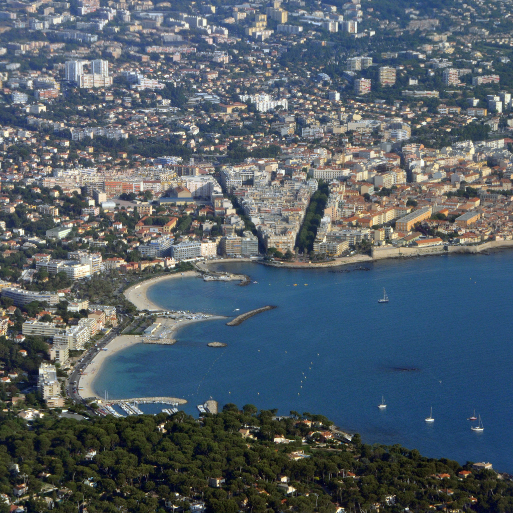 Панорама города на курорте Антибы, Франция