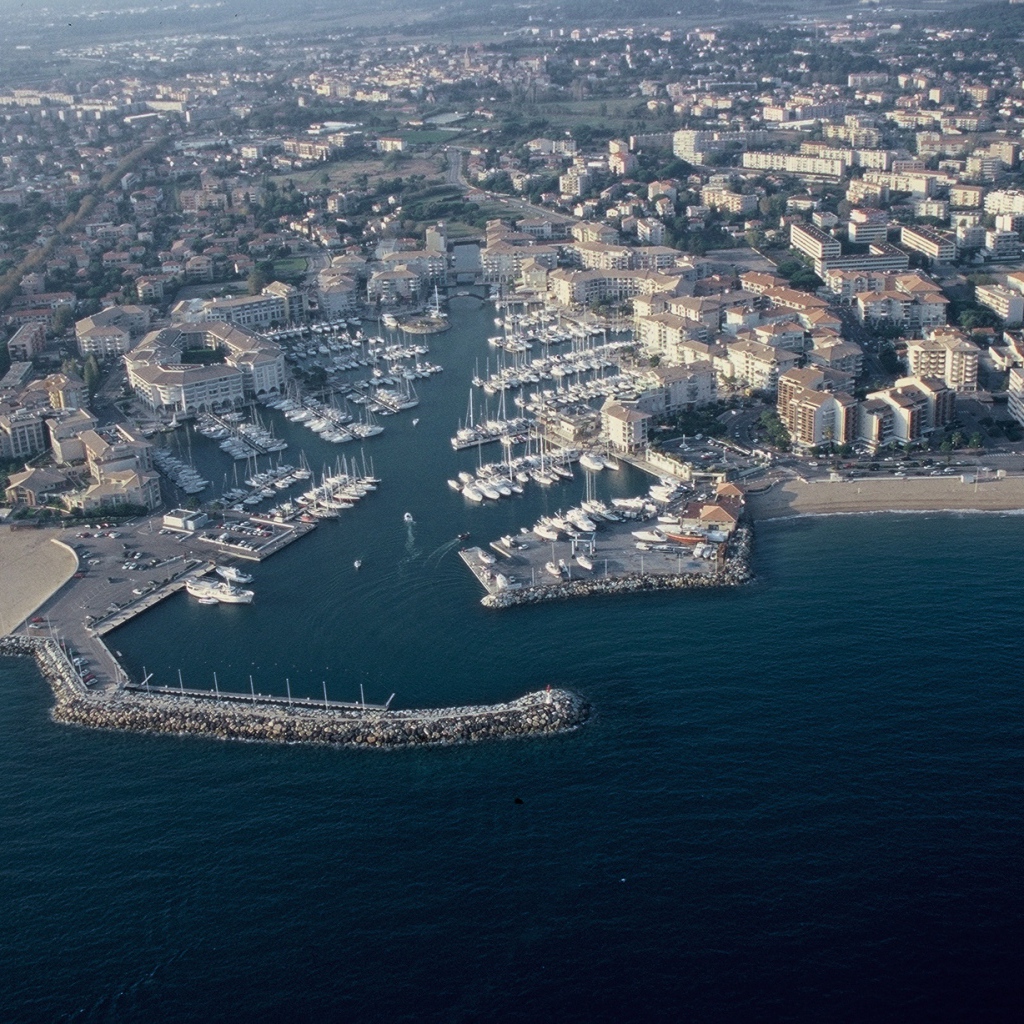 Панорама города на курорте Порт Де Фрежюс, Франция