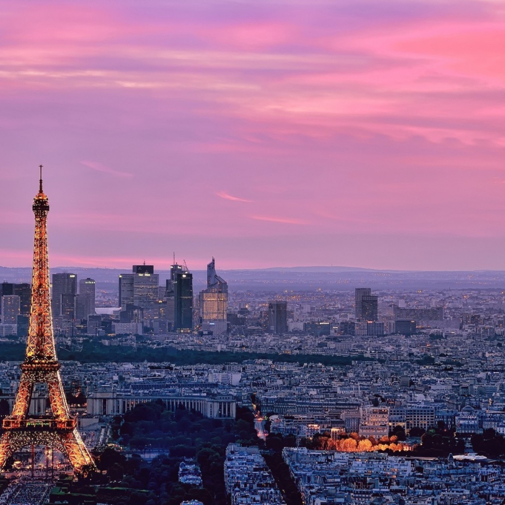 Розовый закат в Париже, Франция