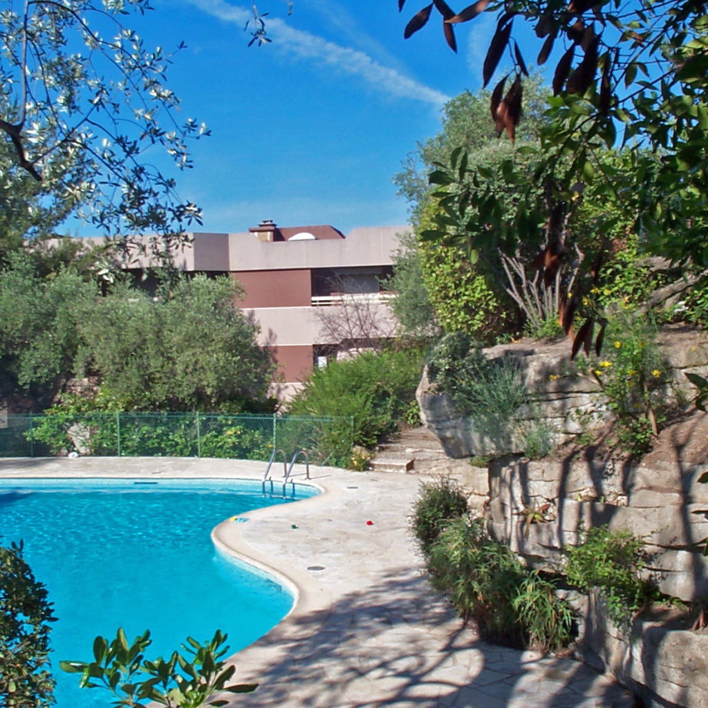 Бассейн на курорте Мирамар Круести, Франция