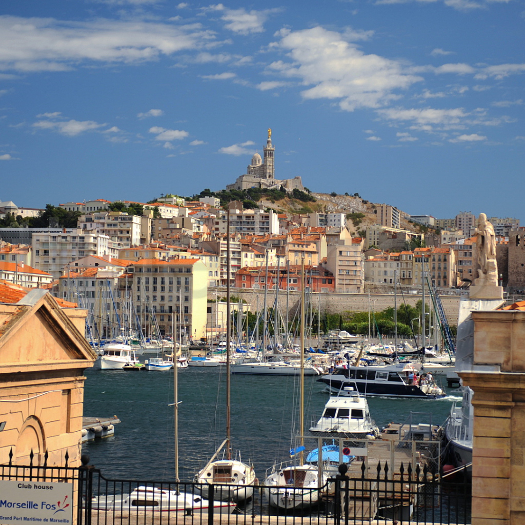 Порт на фоне холма в городе Марсель, Франция