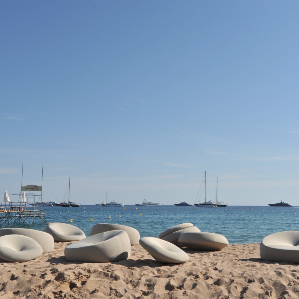 Отдых на пляже в Каннах, Франция