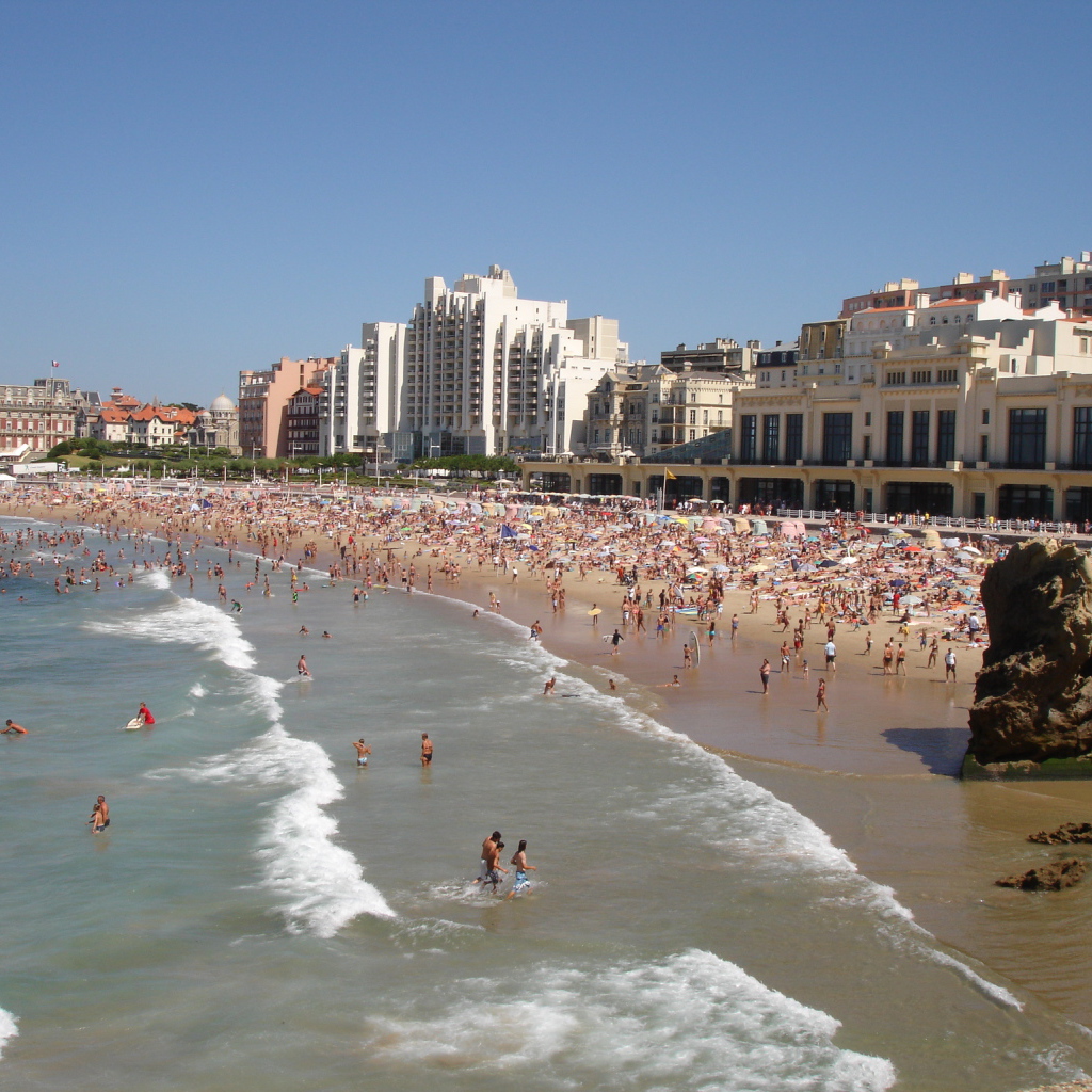 Отдых на пляже на курорте Биарриц, Франция