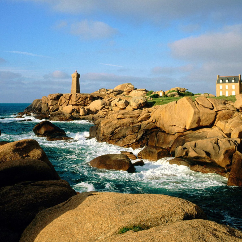 Скалы у берега в Бретань, Франция